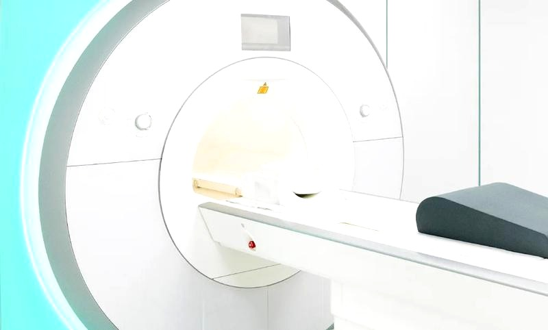 Rezonans magnetyczny – jak wygląda aparat i czego się spodziewać