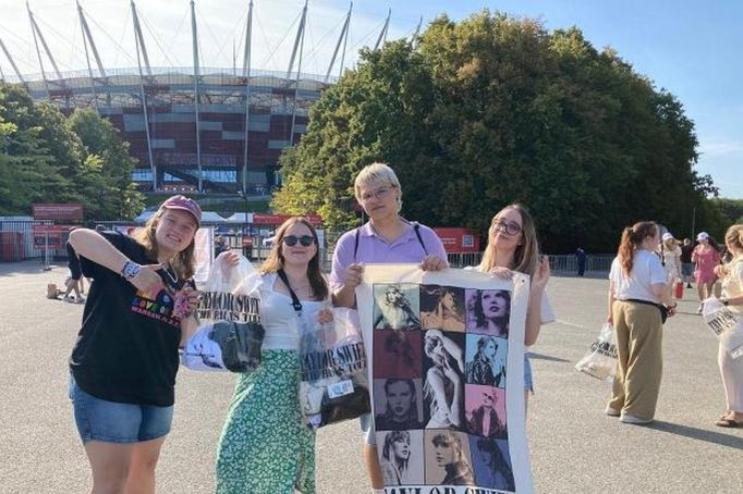 Skąd pochodzą fani? Jak dobrać podpis do każdej fotografii